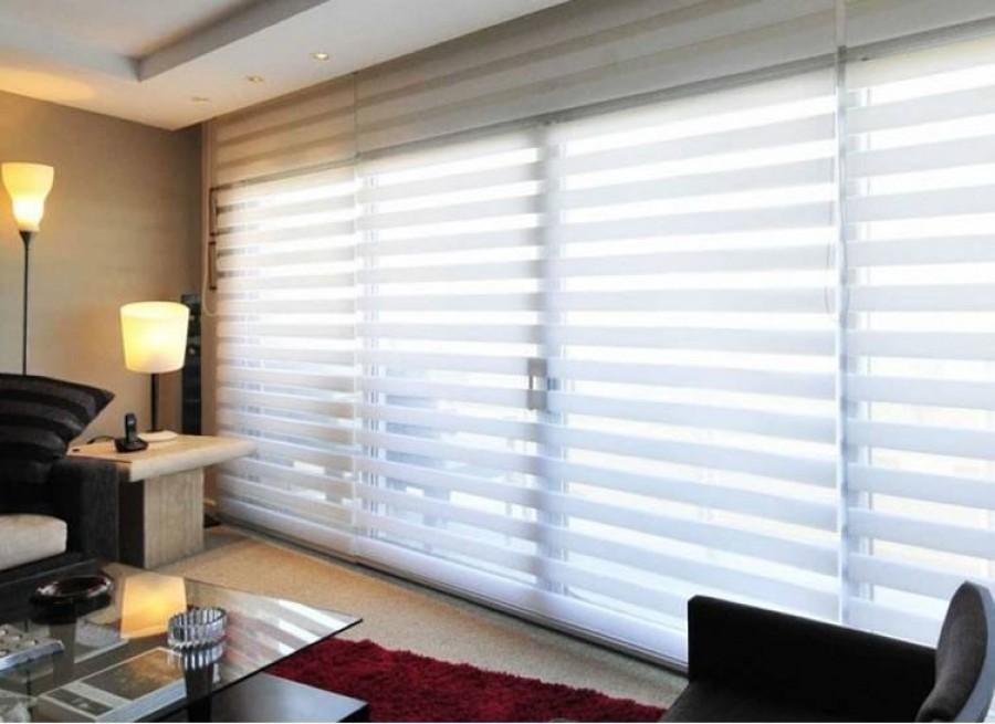 Persiana rolo double vision: a queridinha de quem ama luz natural sem abrir mão da privacidade
